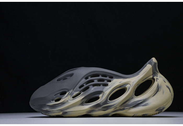 yee**zy slide   gv7904