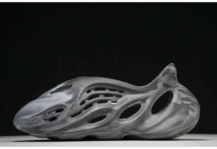 yee**zy slide  ie4931