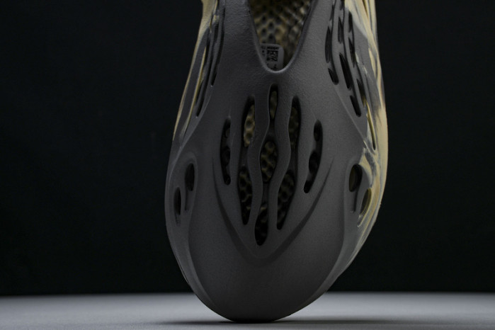 yee**zy slide   gv7904