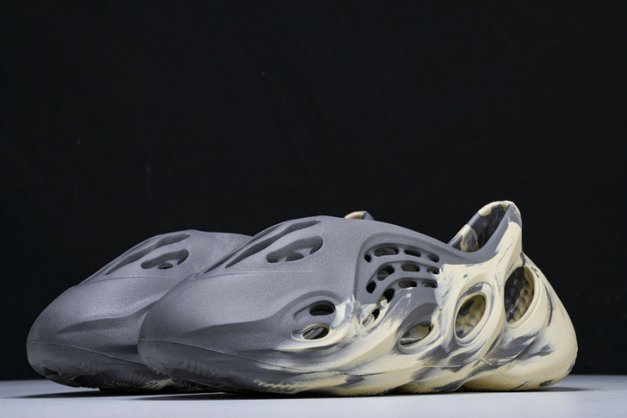 yee**zy slide   gv7904