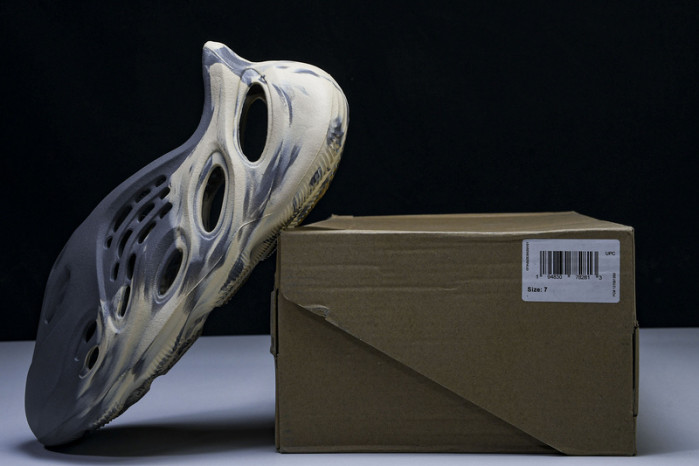 yee**zy slide   gv7904