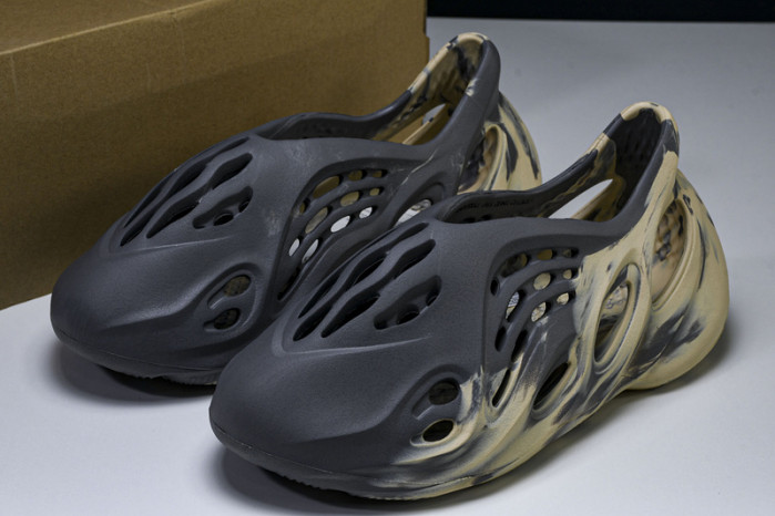 yee**zy slide   gv7904