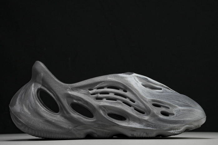 yee**zy slide  ie4931