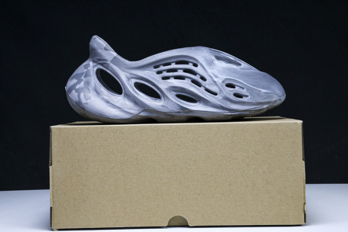 yee**zy slide  ie4931